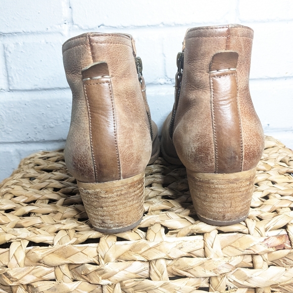 Clarks - Picture 2 of 5